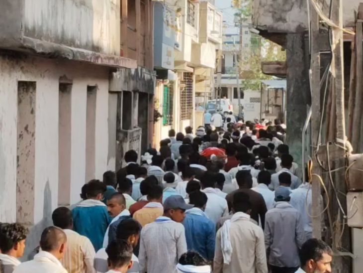 Tragic case of mass suicide in Wadali | વડાલીમાં સગર પરિવારનો સામૂહિક આપઘાત:  દંપતી બાદ બે પુત્રનાં પણ મોત, બે ભાઈઓની અંતિમયાત્રામાં આખું ગામ હીબકે  ચડ્યું ...