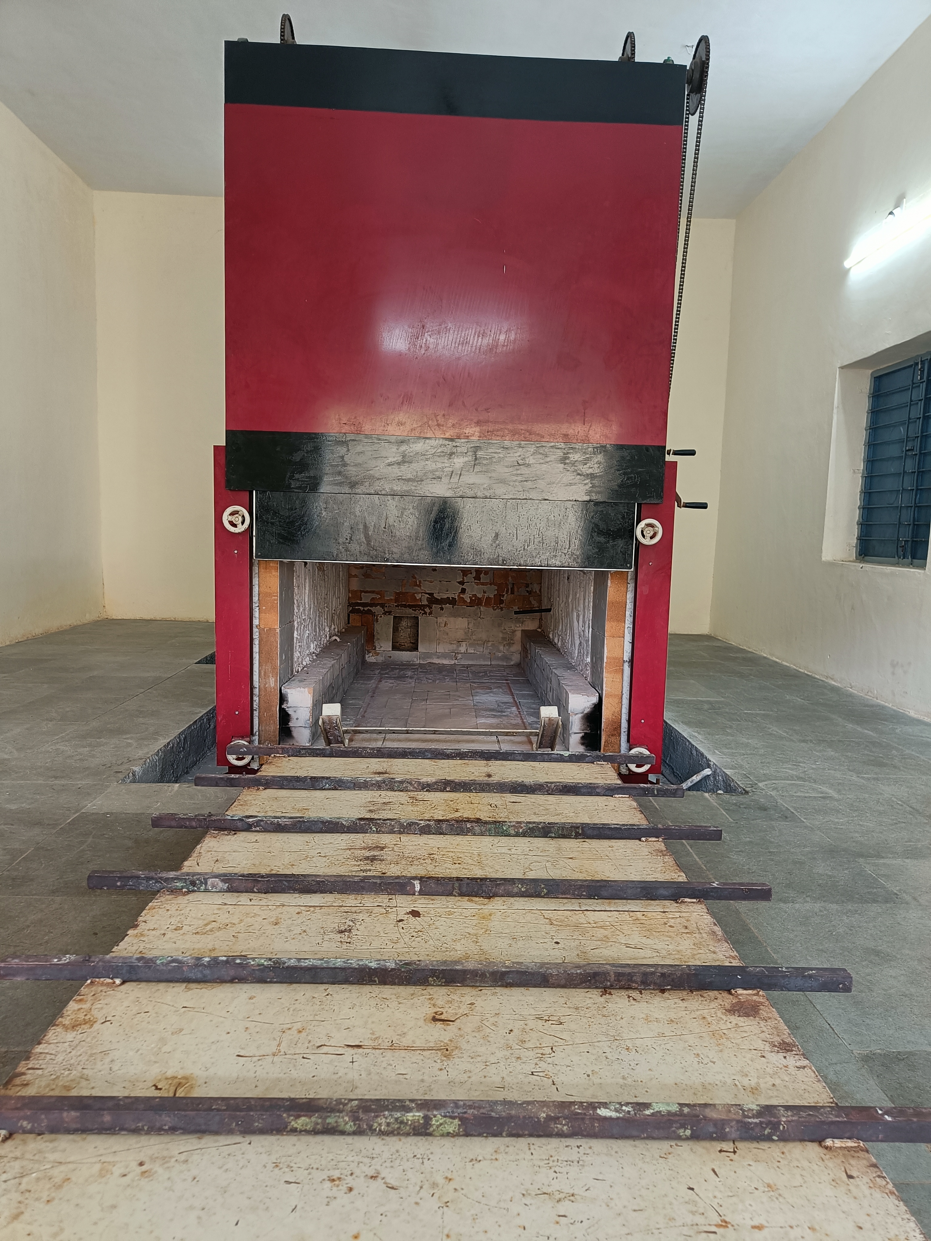 Gujarat's first CNG dog crematorium in Ahmedabad | ગુજરાતનું પ્રથમ CNG ડોગ  સ્મશાન: અમદાવાદના કરુણા મંદિરમાં એકસાથે બે ડોગની અંતિમક્રિયા થઈ શકશે,  શહેરમાં અત્યાર ...