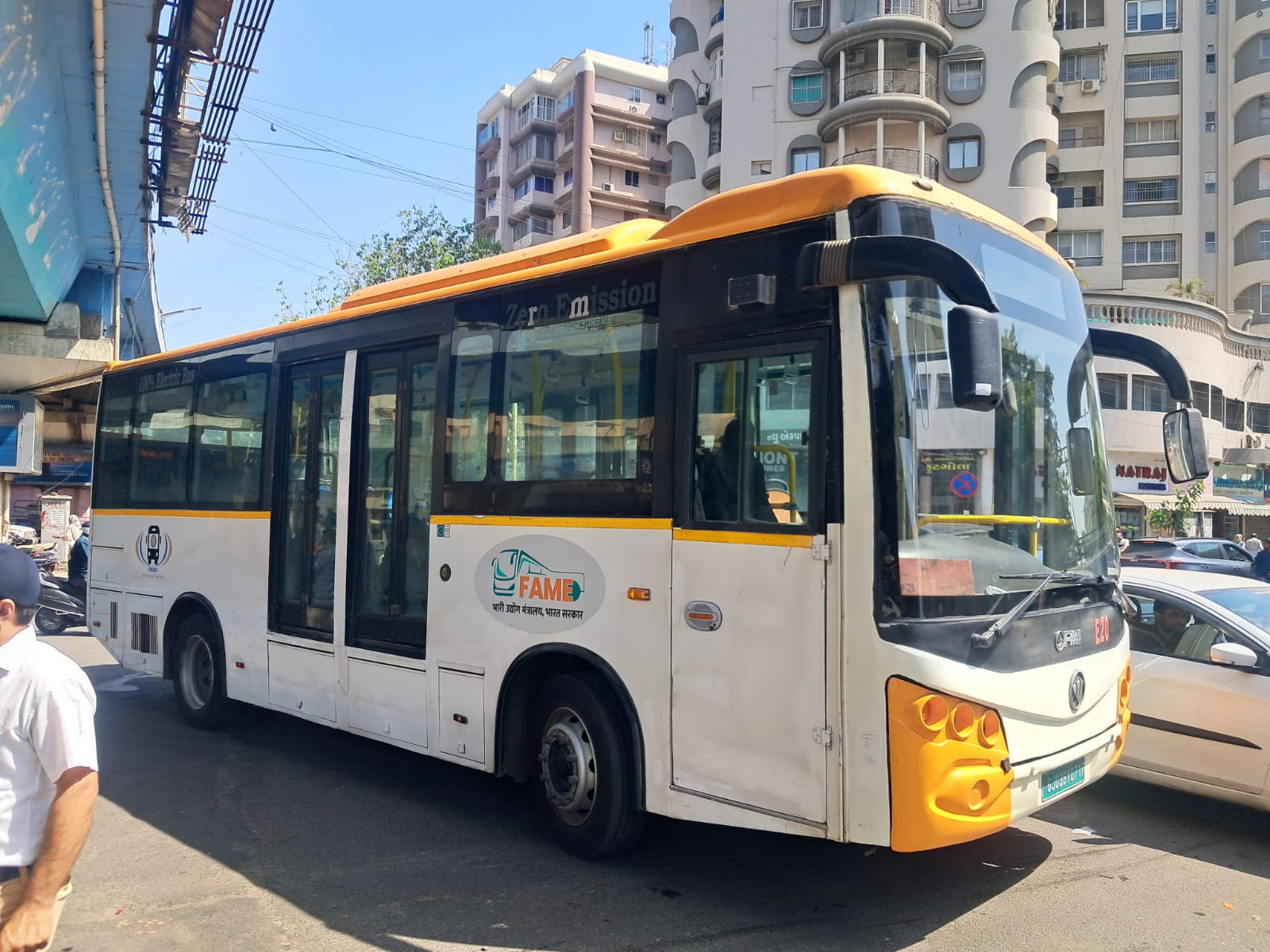 City bus driver hits vehicles in Rajkot | સિટી બસચાલકે વાહનોને અડફેટે લેતાં  4નાં મોત, CCTV: રાજકોટમાં ઈન્દિરા સર્કલ પાસે લોકો રસ્તા પર ઊતરી આવ્યા, RMC  મૃતકોને 15 ...