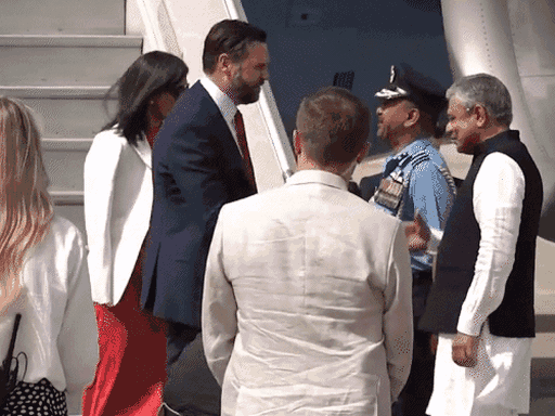 US Vice President JD Vance India Visit; PM Modi S Jaishankar | Delhi Jaipur  Agra Live | US ઉપરાષ્ટ્રપતિ જેડી વેન્સે અક્ષરધામની મુલાકાત લીધી: બાળકો  ભારતીય પોશાકમાં જોવા મળ્યાં ...