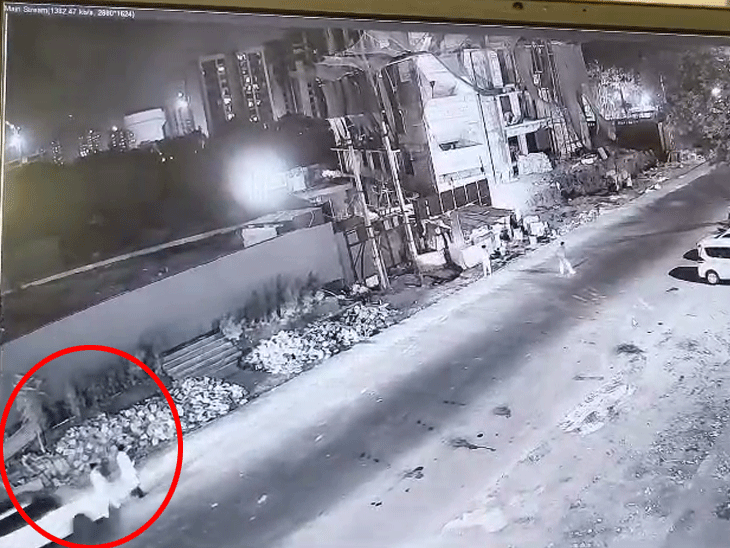 યુવકો કઈ સમજે એ પહેલાં પૂરપાટ કારે બન્નેને અડફેટે લઈ લીધા હતાં.