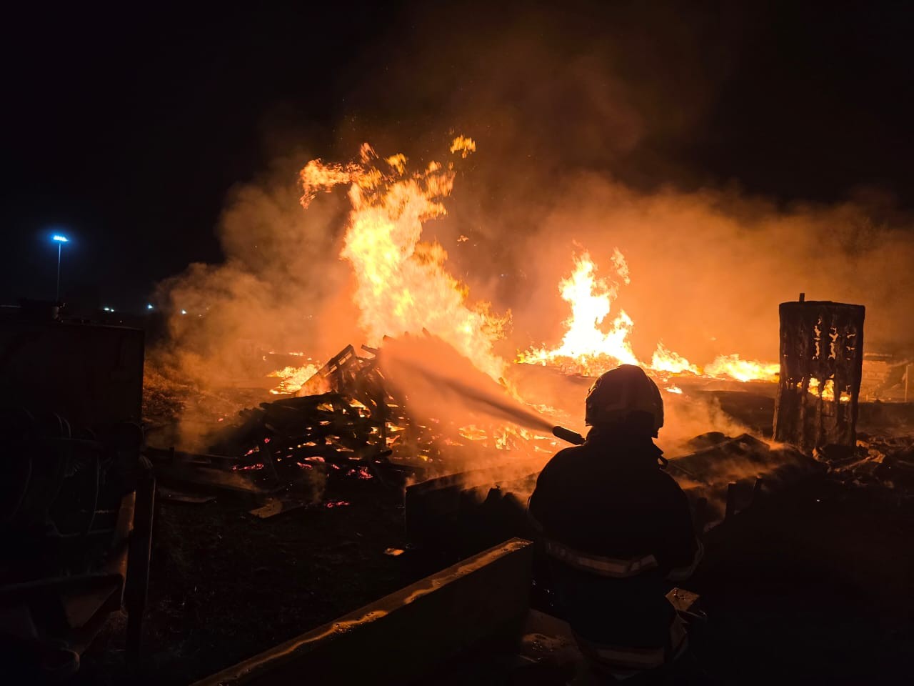 Massive fire breaks out in scrap in Sanand, Fire brought under control ...
