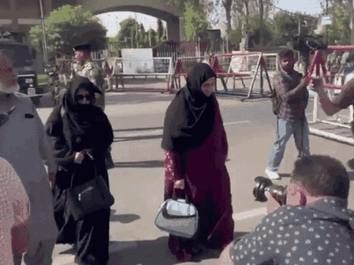 Jammu Kashmir Pahalgam Terror Attack LIVE Photos Video Update; Pakistan  Terrorist | PM Modi Amit Shah LeT TRF | પહેલગામ હુમલામાં સરકારે સુરક્ષામાં  ખામી સ્વીકારી: સર્વપક્ષીય બેઠકમાં ...