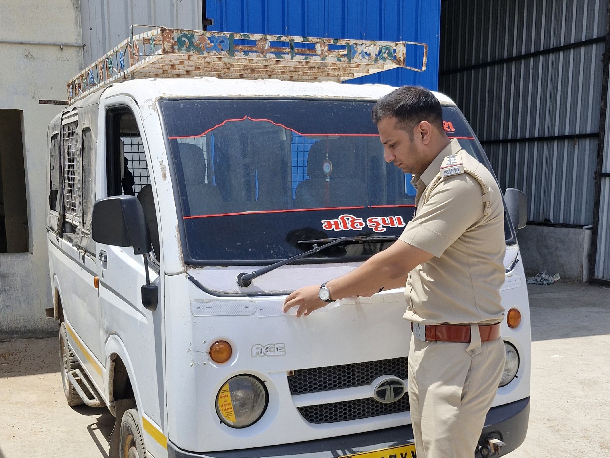 Radium reflectors installed on vehicles in Khanpur APMC by RTO and ...