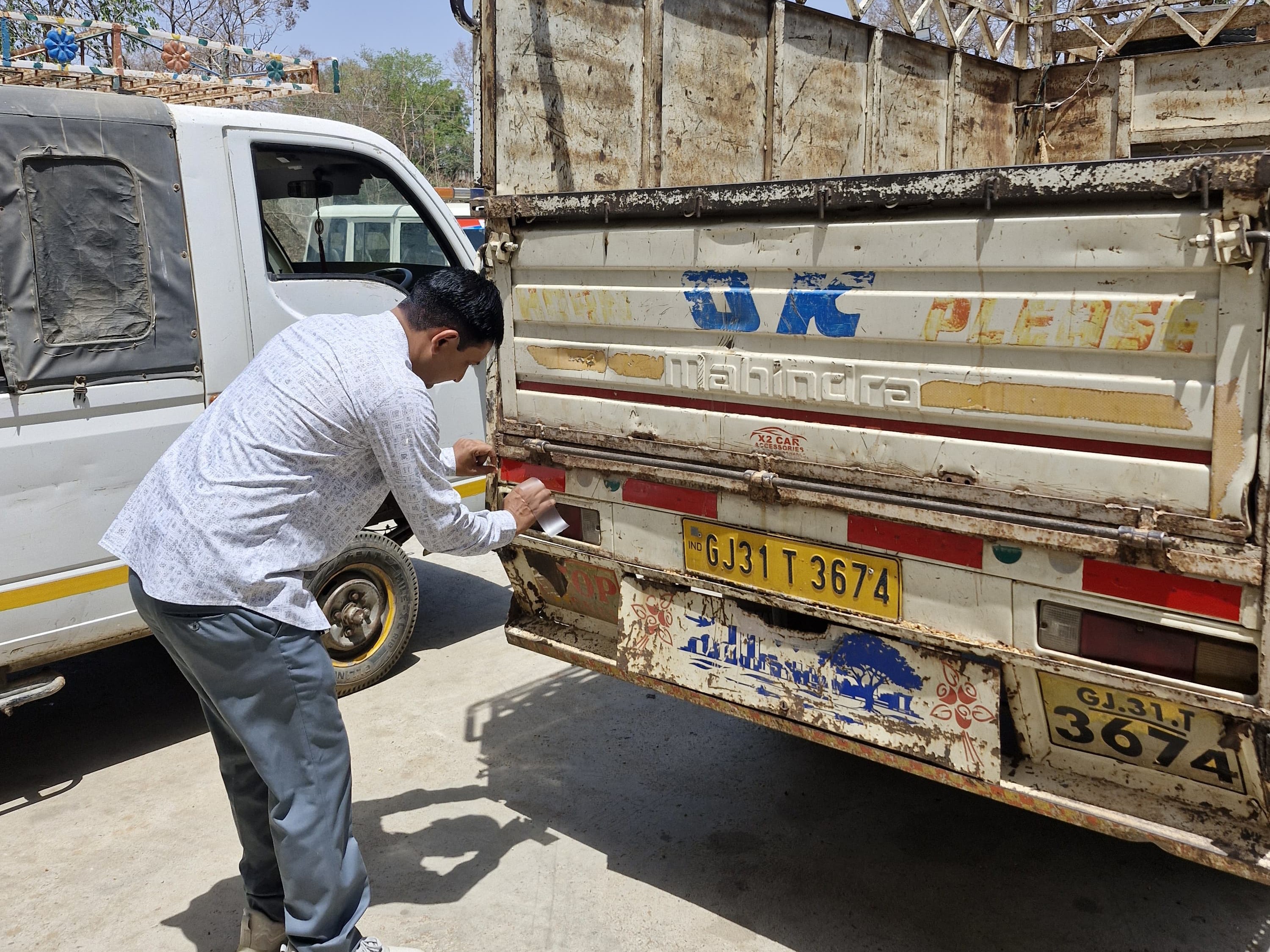 Radium reflectors installed on vehicles in Khanpur APMC by RTO and ...