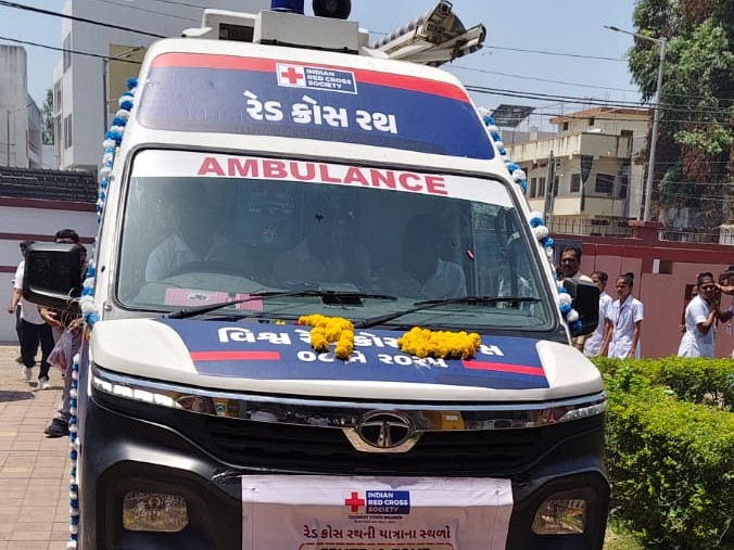 A grand welcome was given to the chariot from Ahmedabad at the Godhra Red  Cross branch, students and volunteers were present | વિશ્વ રેડક્રોસ દિવસની  ઉજવણી: ગોધરા રેડક્રોસ શાખામાં અમદાવાદથી આવેલા ...