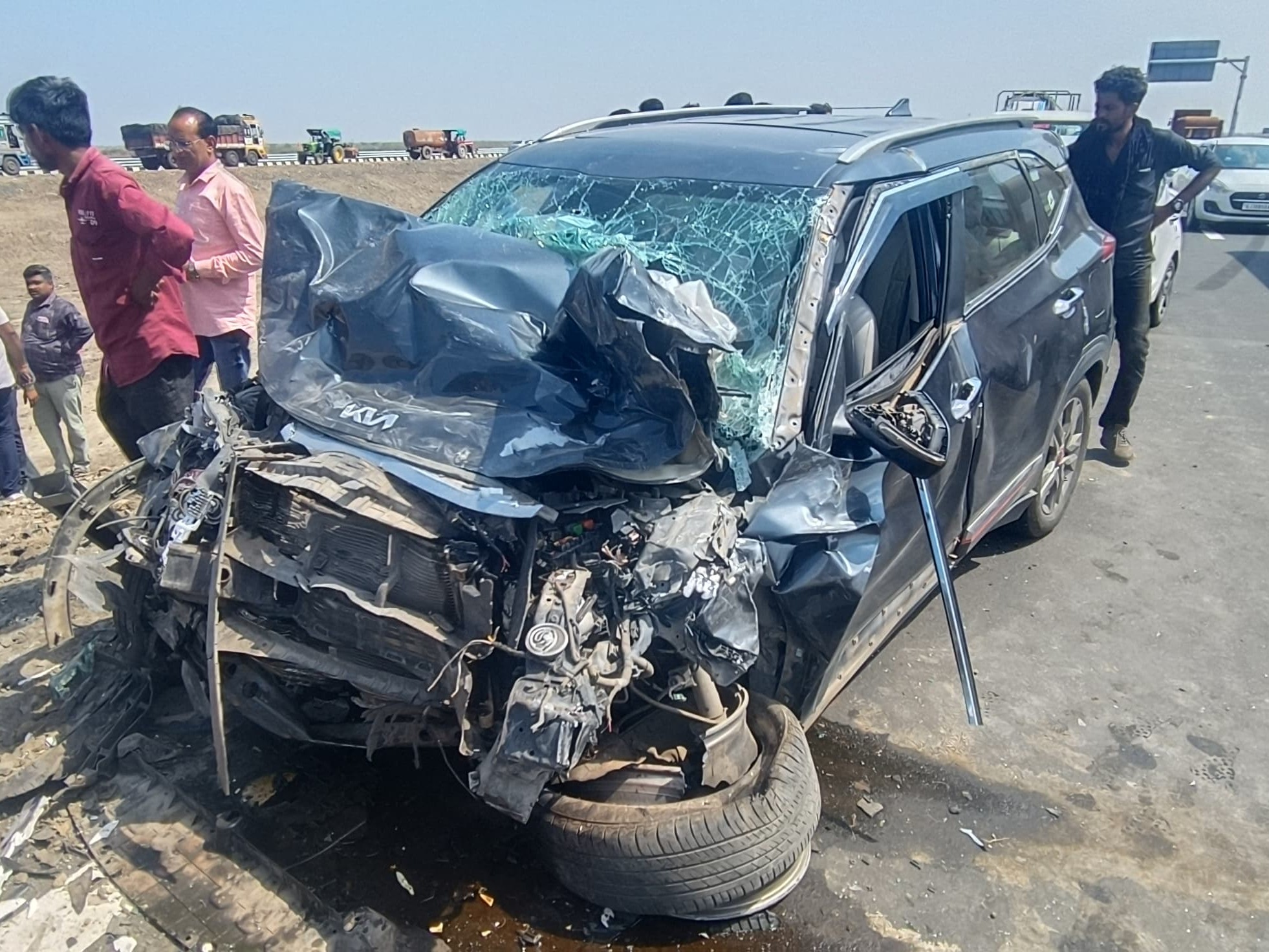 4 people died on the spot in an accident between two cars near Dholera Highway | ધોલેરા-ભાવનગર હાઈવે પર ગમખ્વાર અકસ્માત: સાંઢીડા નજીક સ્કોર્પિયો-કિયા કાર વચ્ચે ટક્કર, એક ...