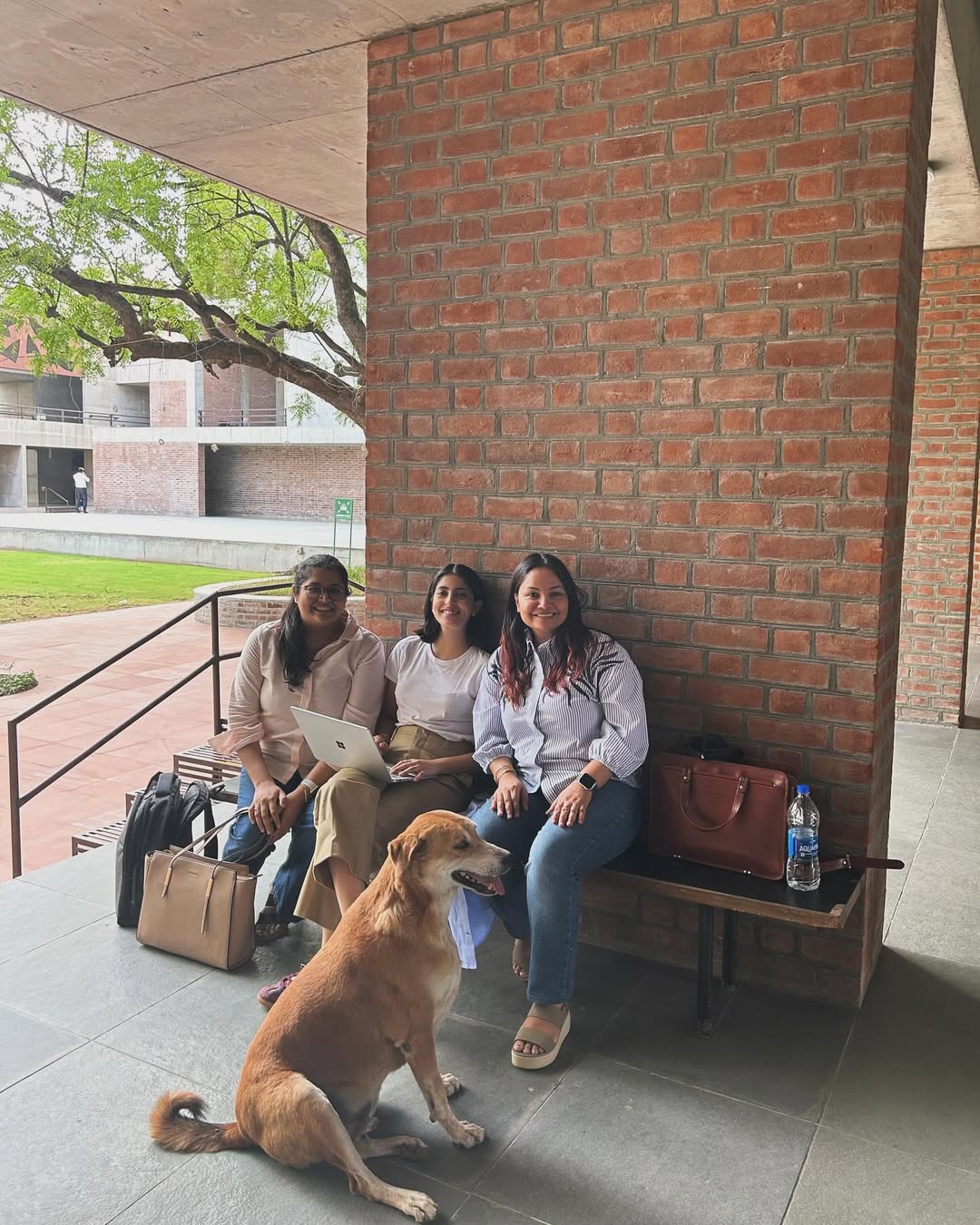 IIM અમદાવાદના કેમ્પસમાં મિત્રો સાથે નવ્યા