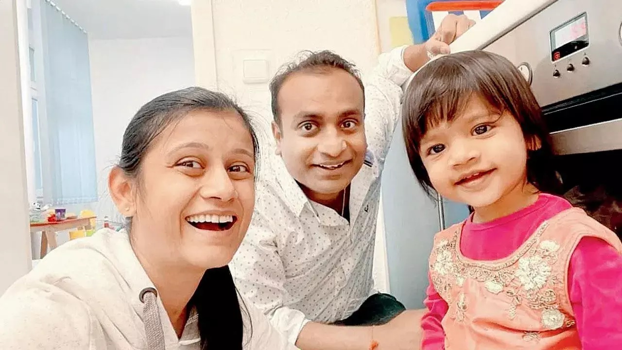 মিসেস ধারা শাহ, বাবা ভাভেহ শাহ এবং বেবি অরিহা।