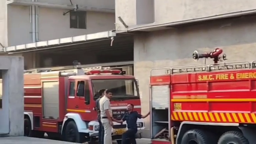 Fire breaks out in another textile market in Surat | સુરતમાં વધુ એક ટેક્સટાઇલ માર્કેટમાં ભીષણ આગ: અવધ ઋતુરાજ માર્કેટના પાંચમા માળે 10 દુકાન સળગતાં અફરાતફરી, 20 ...