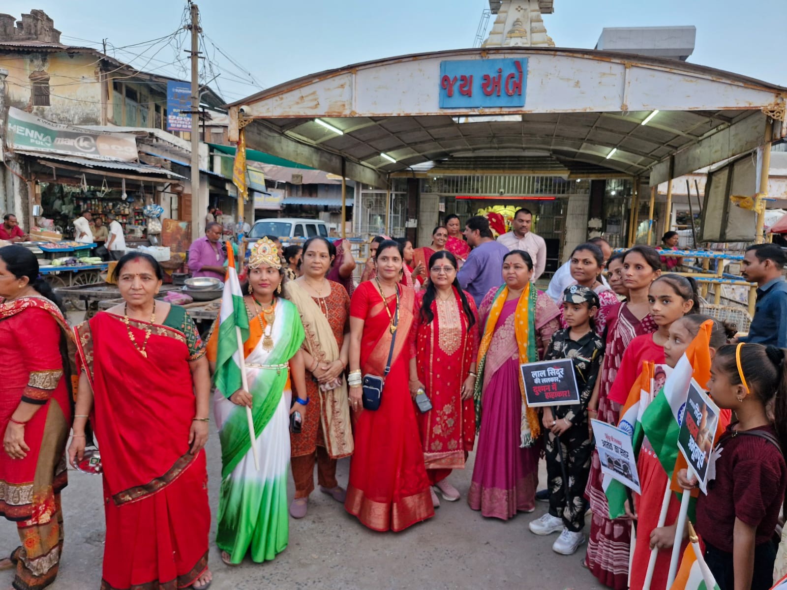 Tiranga Yatra was held in Wadali and Sindoor Yatra for women was held in Talod | સાબરકાંઠામાં દેશભક્તિનો માહોલ: વડાલીમાં તિરંગા યાત્રા અને તલોદમાં મહિલાઓની સિંદૂર યાત્રા ...
