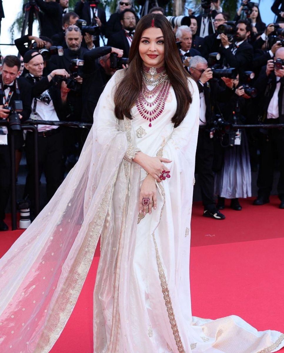 ગળાનો હાર બોલ્ડ, શાહી અને ચમકથી ભરેલો હતો.