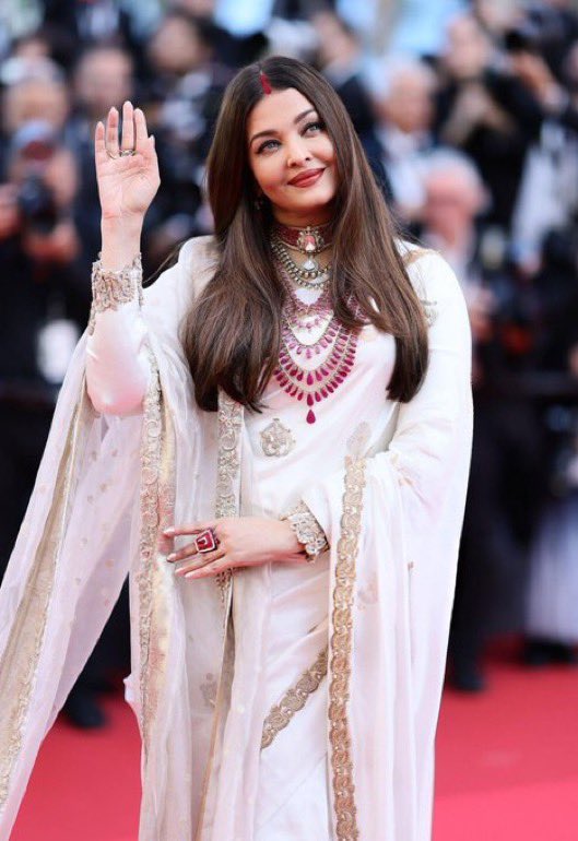 મનીષ મલ્હોત્રાની જ્વેલરી બ્રાન્ડ દ્વારા ડિઝાઇન કરાયેલી ઐશ્વર્યાની જ્વેલરી ખૂબ જ શાહી લુક આપી રહી હતી.