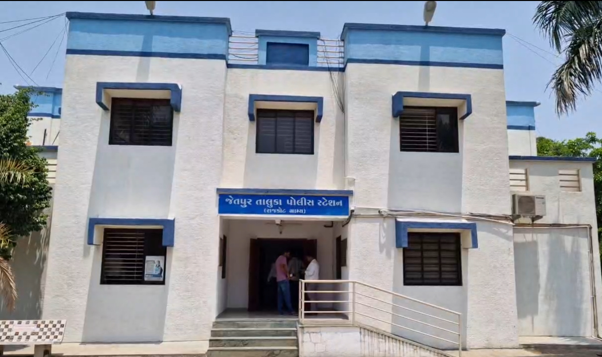 Jigisa Patel reached Jetpur police station with Piyush Radadiya.