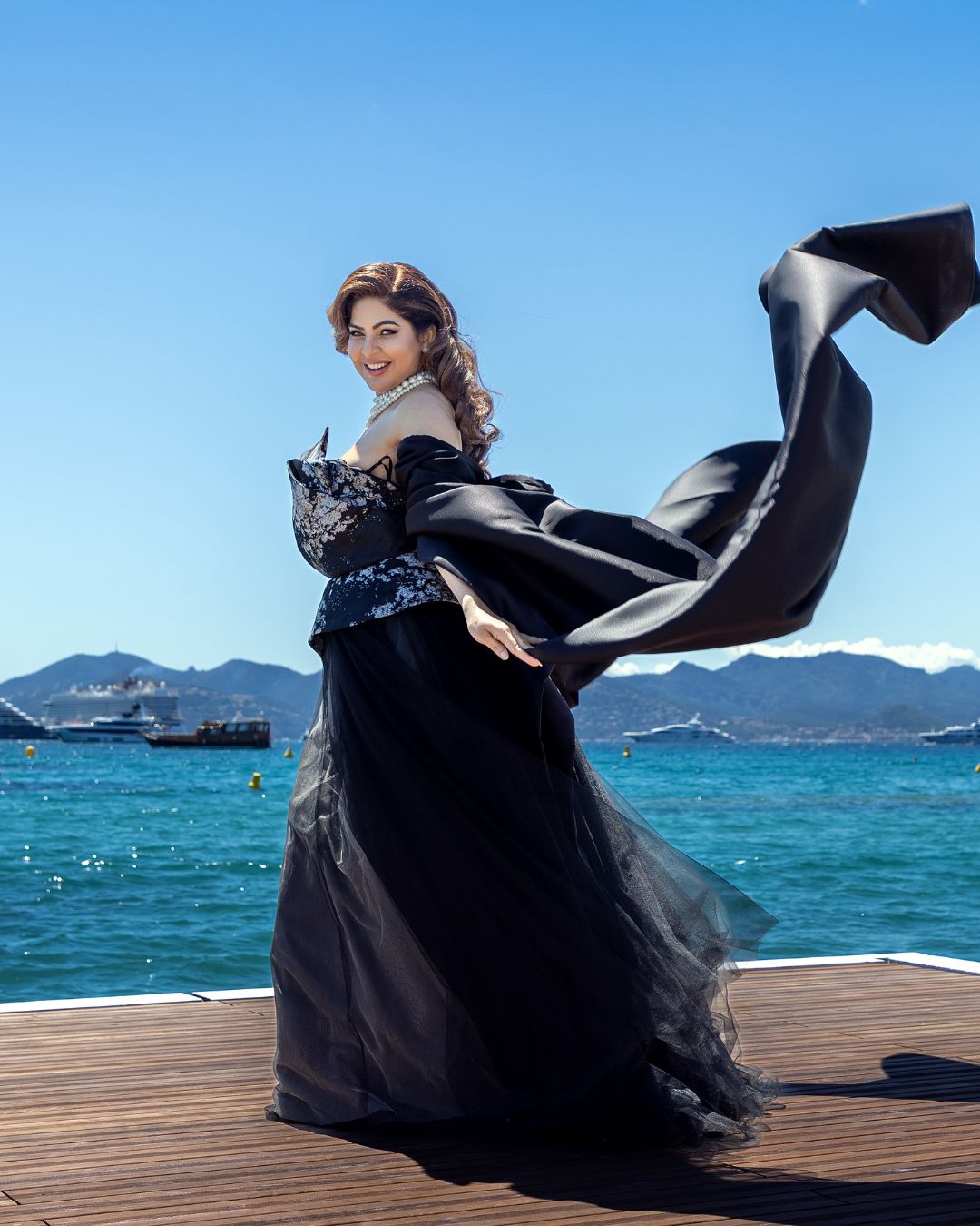 એક્ટ્રેસે સફેદ મોતીની માળાઓ અને સિમ્પલ હેર સ્ટાઇલથી લૂક કમ્પ્લિટ કર્યોં.