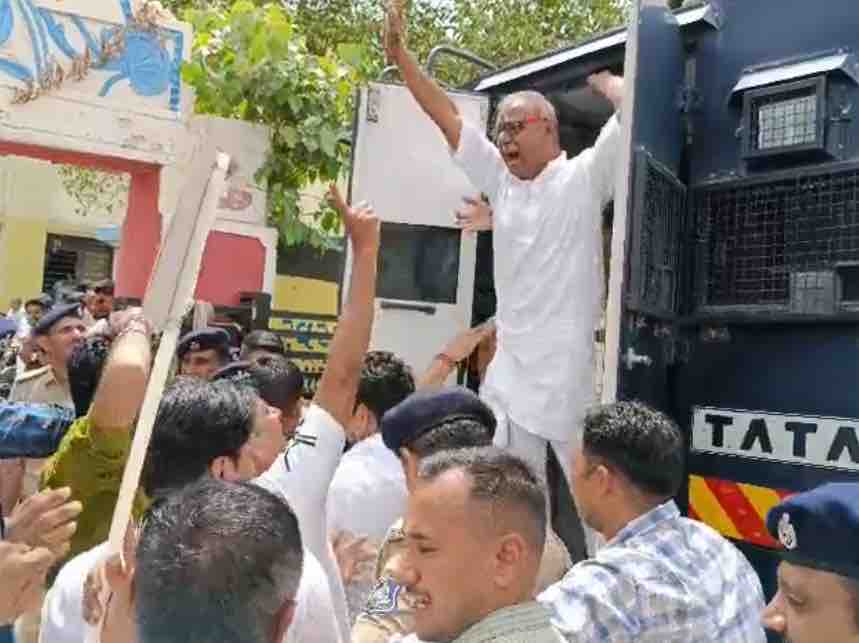 Protests over corruption, water and sanitation issues, detention of  municipal members and activists including the Congress district president | પાલનપુર  નગરપાલિકામાં કોંગ્રેસનું આંદોલન: ભ્રષ્ટાચાર, પાણી ...