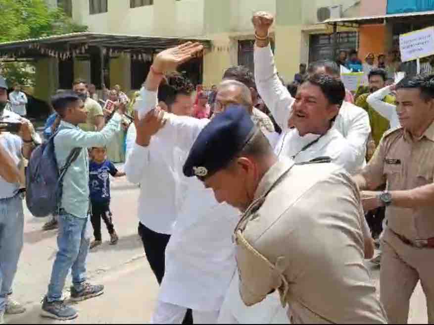 Protests over corruption, water and sanitation issues, detention of  municipal members and activists including the Congress district president | પાલનપુર  નગરપાલિકામાં કોંગ્રેસનું આંદોલન: ભ્રષ્ટાચાર, પાણી ...