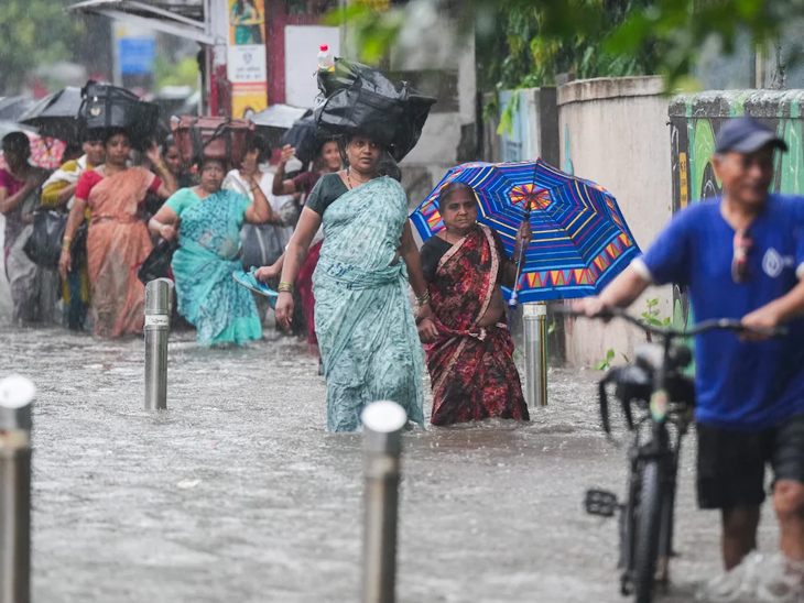 Mumbai submerged, roads turned into rivers | મુંબઈ જળમગ્ન, રસ્તાઓ ...