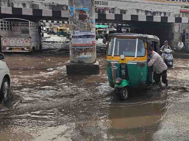 Patan flooded with the first rain | પાટણમાં પ્રથમ વરસાદે જ જળબંબાકાર: બે  ઈંચ વરસાદથી રેલવે ગરનાળામાં પાણી ભરાયા, વાહનચાલકો પરેશાન - Patan News |  Divya Bhaskar