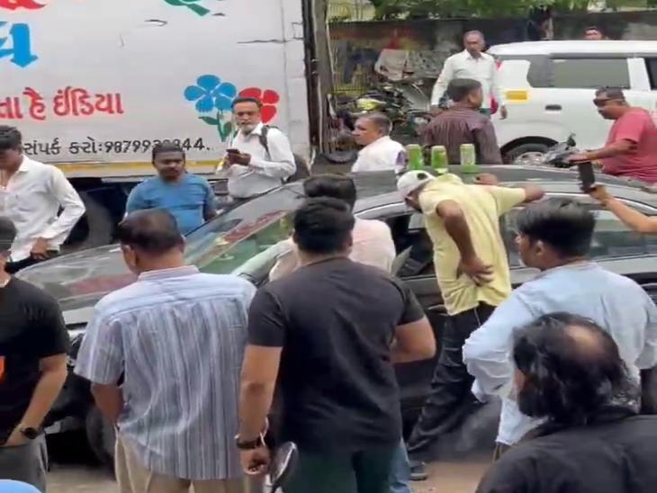 Speeding car hits four vehicles in Vadodara, injures 2: Locals beat ...