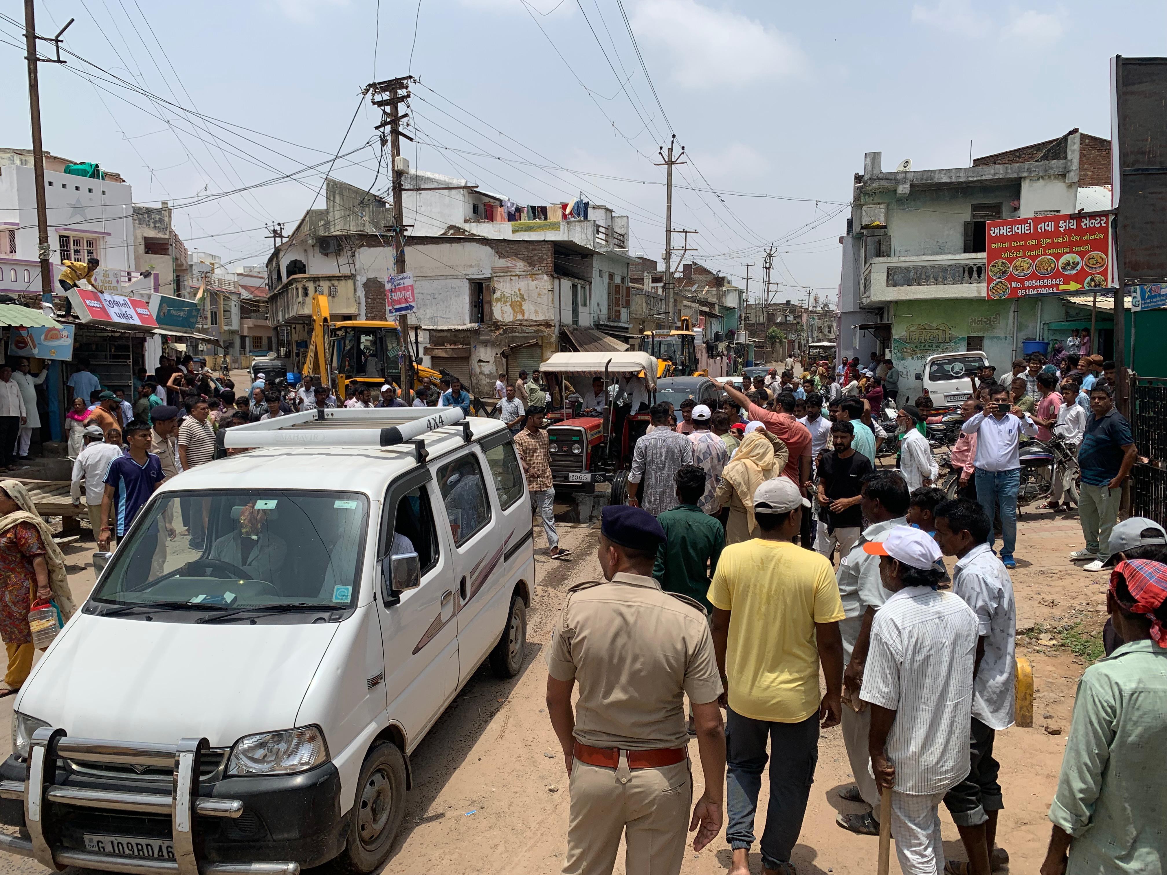 Encroachment relief campaign in Lal Darwaza area in Visnagar | વિસનગરમાં  લાલ દરવાજા વિસ્તારમાં દબાણ હટાવ અભિયાન: ગંજબજાર ફાટકથી લાલ દરવાજા સુધી  પાલિકાની કાર્યવાહી ...