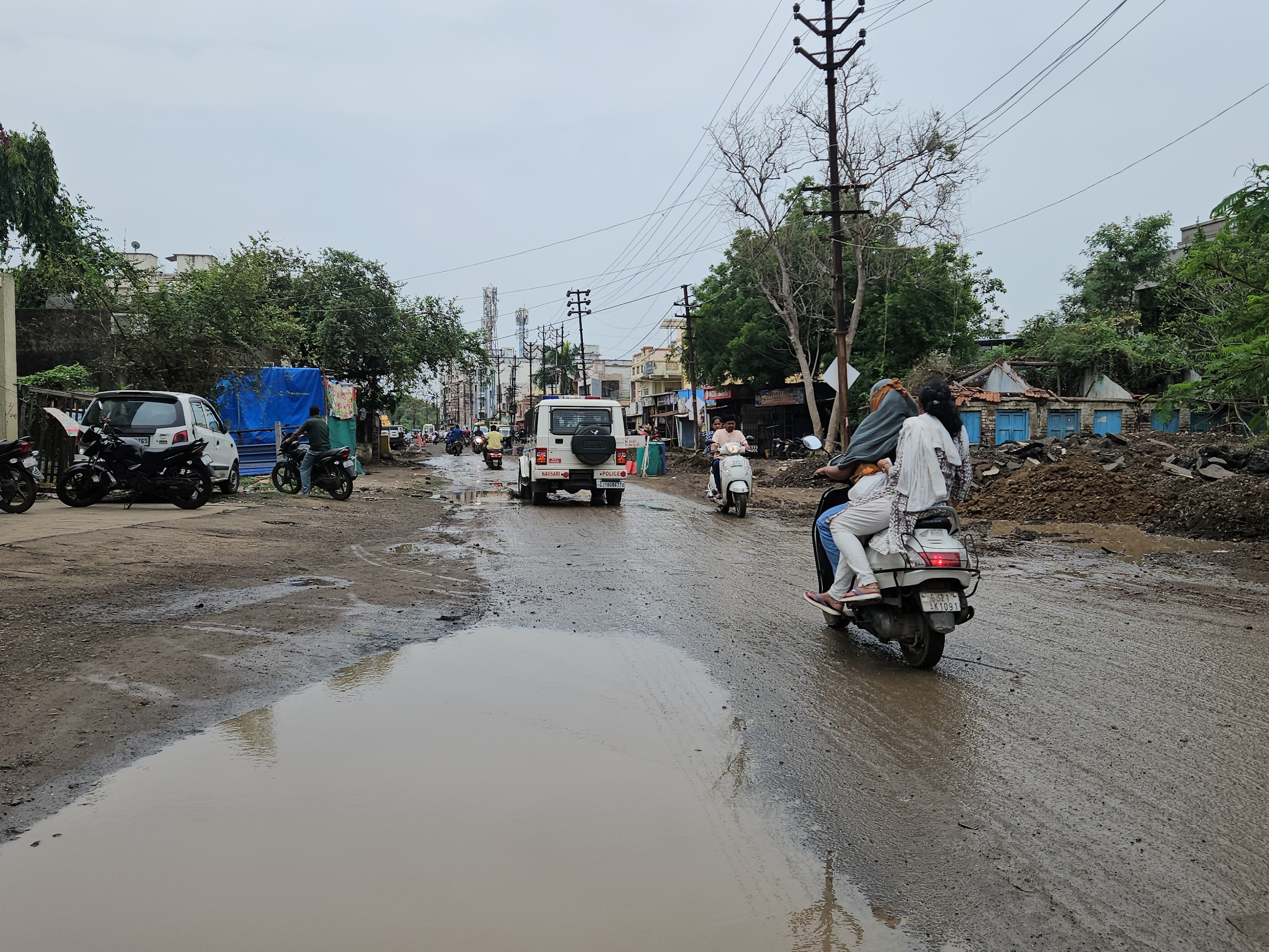 When will the work on Navsari's Chhapara Road be completed?