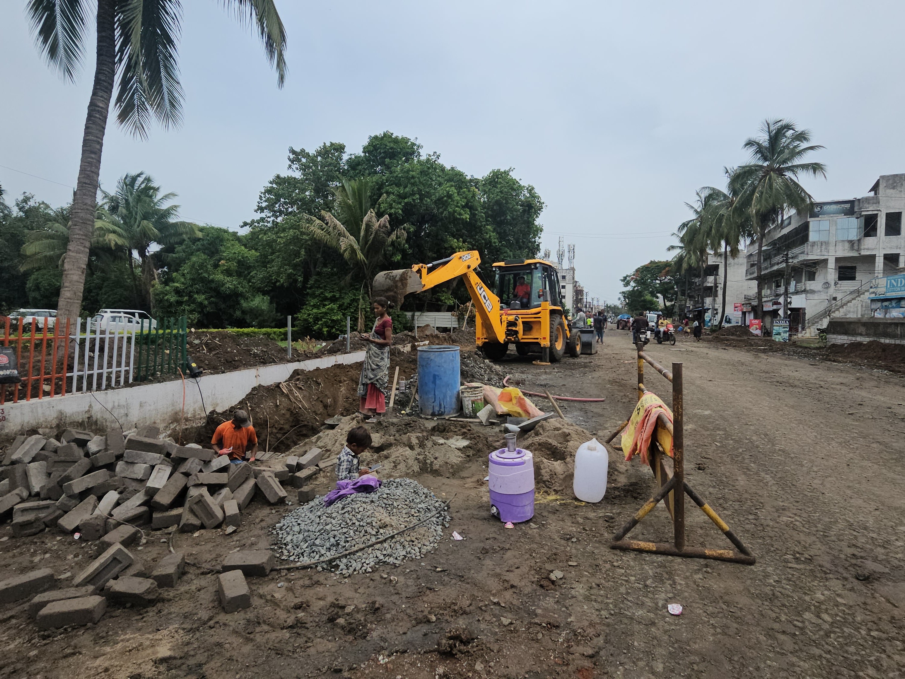 When will the work on Navsari's Chhapara Road be completed?