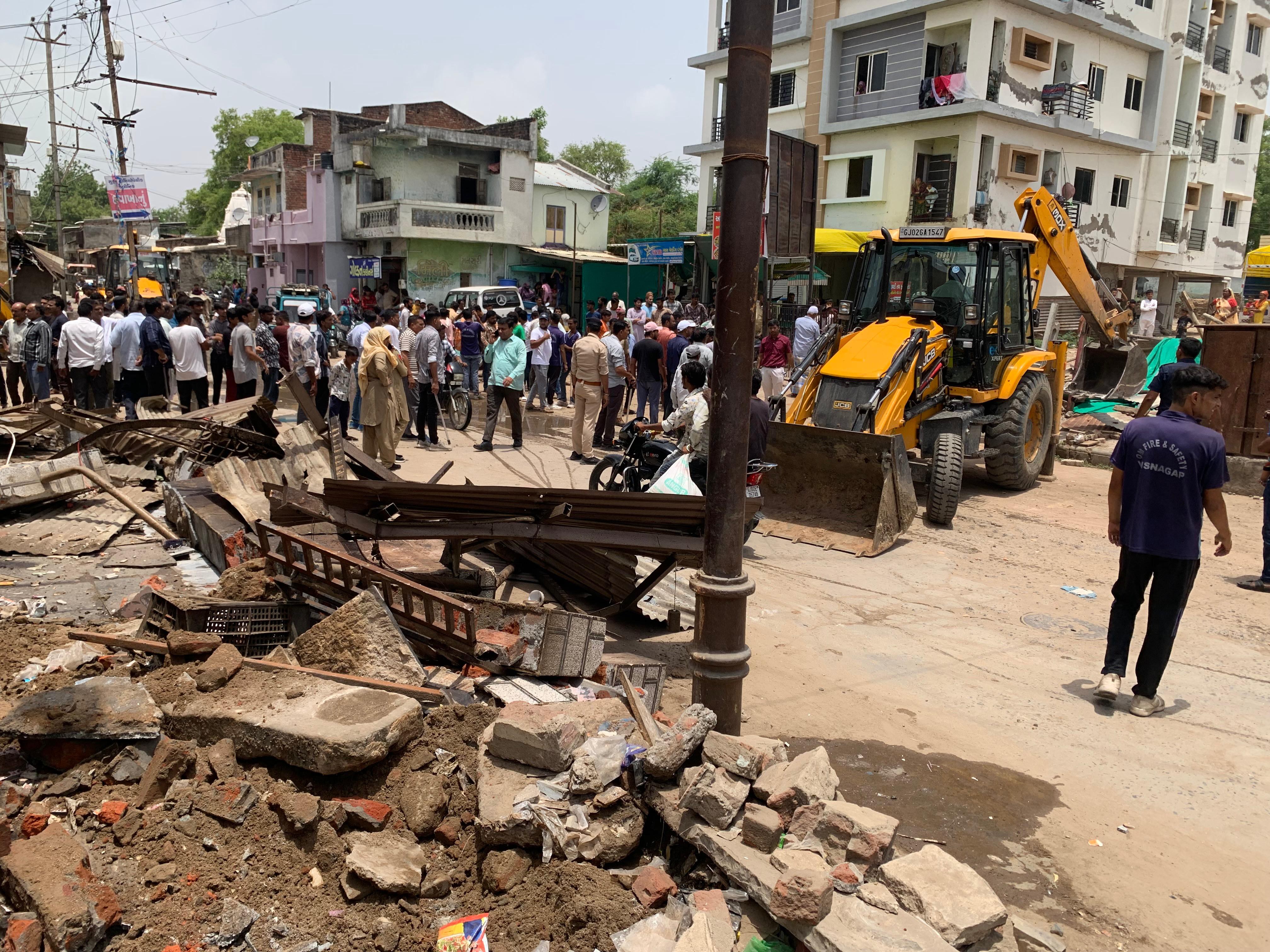 Encroachment relief campaign in Lal Darwaza area in Visnagar | વિસનગરમાં  લાલ દરવાજા વિસ્તારમાં દબાણ હટાવ અભિયાન: ગંજબજાર ફાટકથી લાલ દરવાજા સુધી  પાલિકાની કાર્યવાહી ...