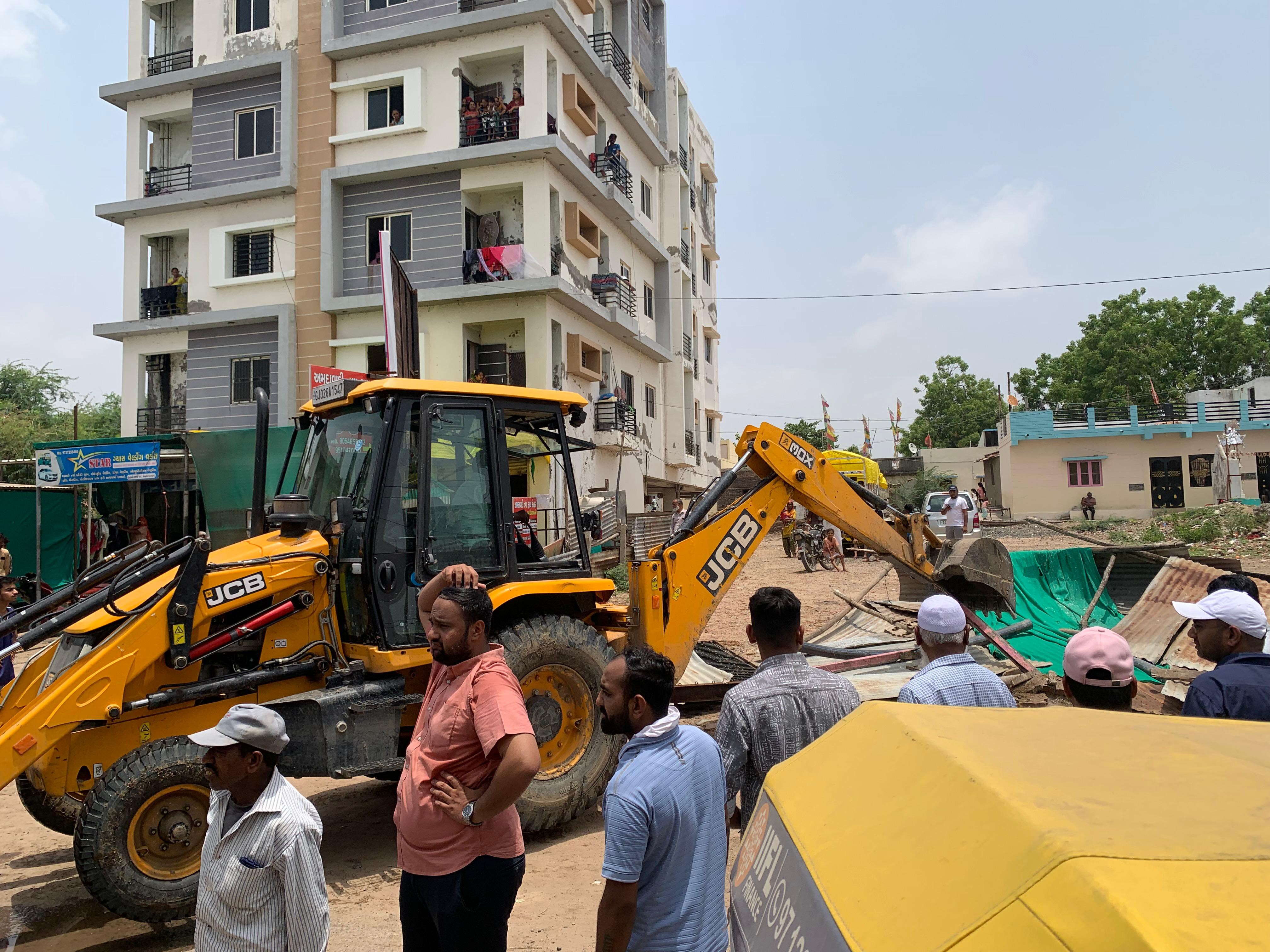 Encroachment relief campaign in Lal Darwaza area in Visnagar | વિસનગરમાં  લાલ દરવાજા વિસ્તારમાં દબાણ હટાવ અભિયાન: ગંજબજાર ફાટકથી લાલ દરવાજા સુધી  પાલિકાની કાર્યવાહી ...