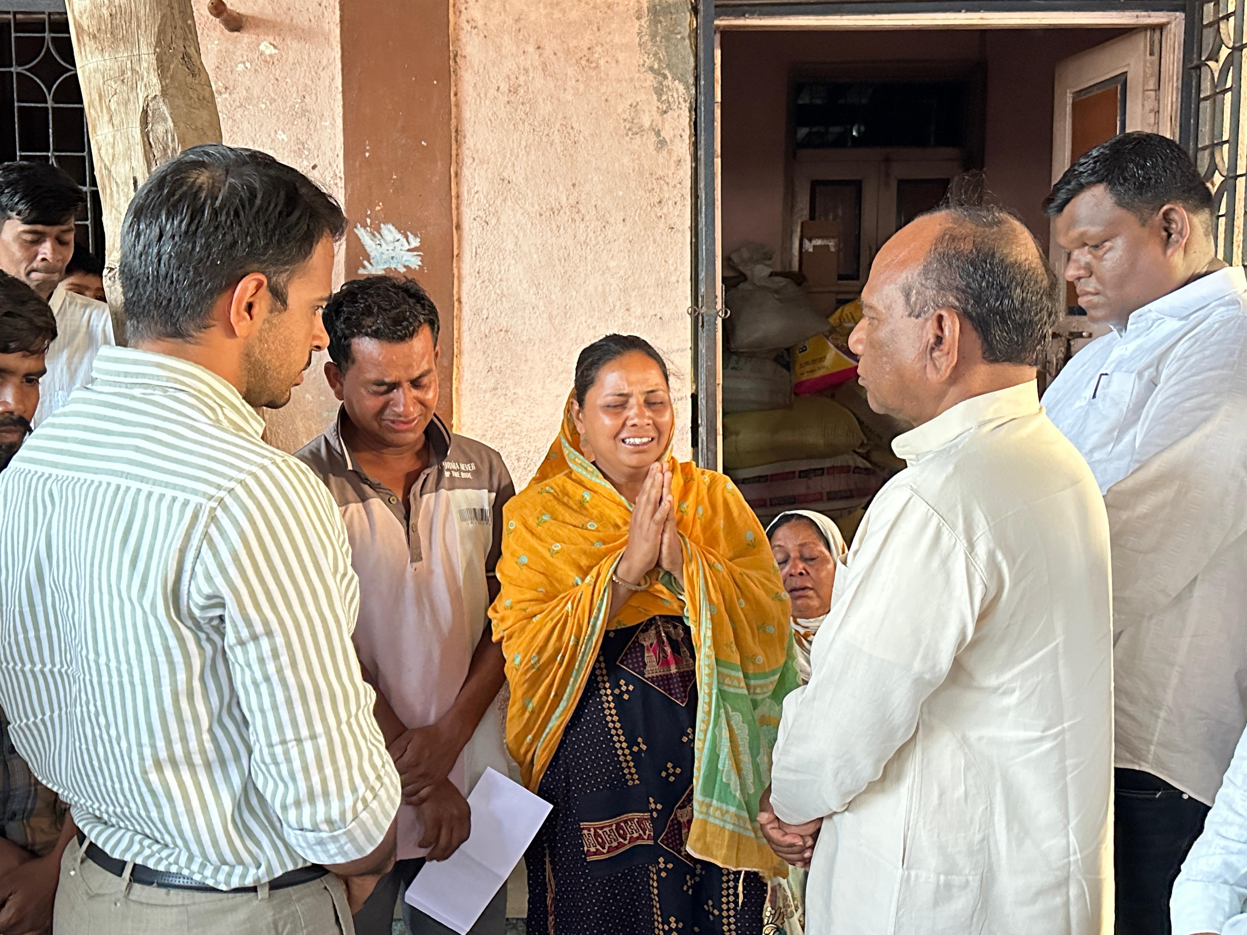 Cheque presented to the family of the daughter who died in a leopard ...