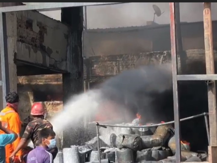 Massive fire breaks out at ink factory in Dediasan GIDC | દેદીયાસણ GIDCમાં  ઇન્ક ફેક્ટરીમાં ભીષણ આગ: 3 ફાયર ફાઇટરની મદદથી આગ કાબૂમાં, મોટું નુકસાન  થયાનો અંદાજ - Mehsana News ...
