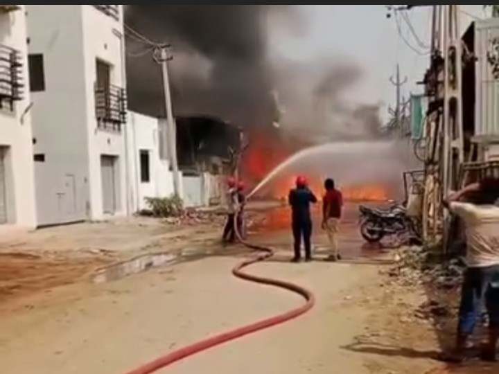 Massive fire breaks out at ink factory in Dediasan GIDC | દેદીયાસણ GIDCમાં  ઇન્ક ફેક્ટરીમાં ભીષણ આગ: 3 ફાયર ફાઇટરની મદદથી આગ કાબૂમાં, મોટું નુકસાન  થયાનો અંદાજ - Mehsana News ...