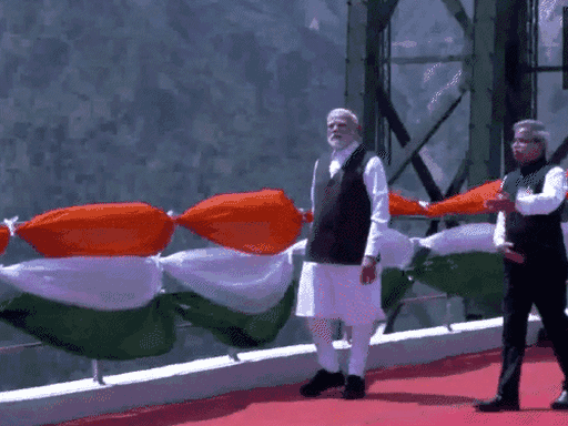 Kashmir Vande Bharat Express Launch Katra | PM Modi Inaugurates Chenab Anji  Bridges | PHOTOS, VIDEOS | PMએ તિરંગો બતાવી ચિનાબ આર્ચ બ્રિજનું ઉદ્ઘાટન  કર્યું: કહ્યું- 22 એપ્રિલે પાકિસ્તાને ...