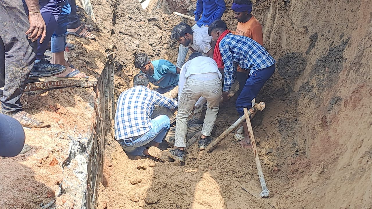 Khambhat Minor Bridge Slab Collapse; One Dead, One Rescued (PHOTOS, VIDEOS, CCTV Footage) | ખંભાતમાં માઇનોર બ્રિજનો સ્લેબ તૂટતાં બે મજૂર દટાયા: કોન્ટ્રાક્ટરની બેદરકારીથી એકનું ...