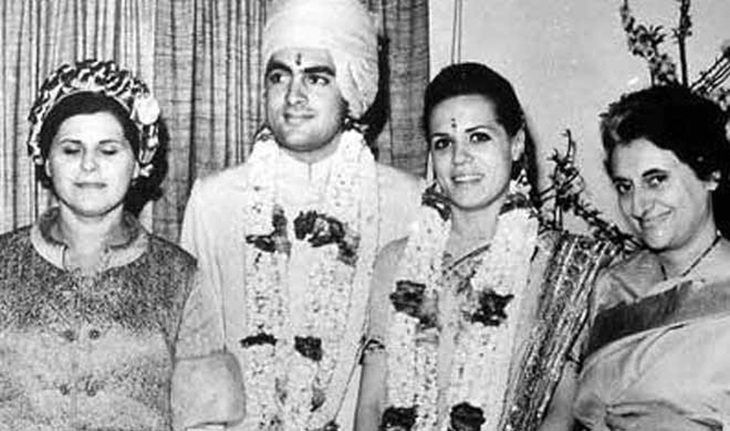 রাজীব এবং সোনিয়া ১৯68৮ সালে বিয়ে করেছিলেন। প্রধানমন্ত্রী গান্ধীকে (ডানদিকে সামনে) পড়িয়েছিলেন, তিনিও ছবিতে তাঁর সাথে রয়েছেন।