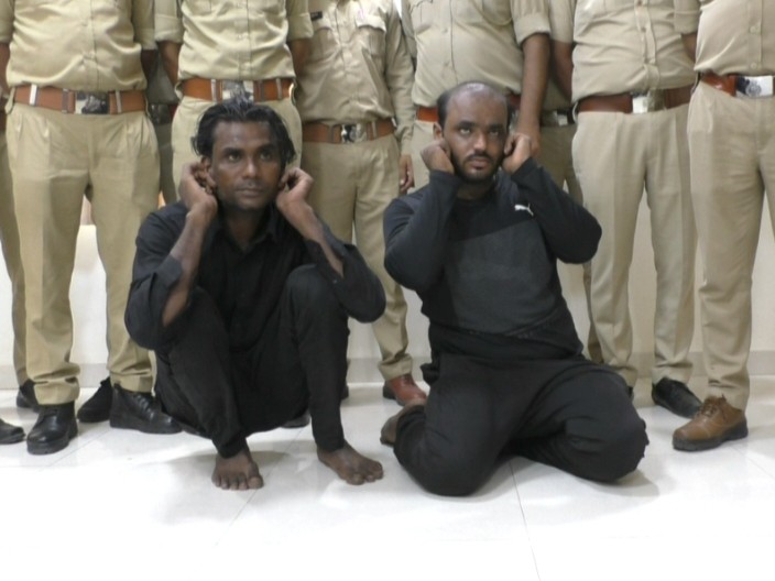 Mehsana Robbery Incident; Two Accused Arrested Police | મહેસાણામાં એક જ દિવસમાં ત્રણ લૂંટ કરનાર બે આરોપી ઝડપાયા: રિક્ષાચાલક રજ્જુ ડફેર અને તેના સાગરિતે છરી બતાવી ...