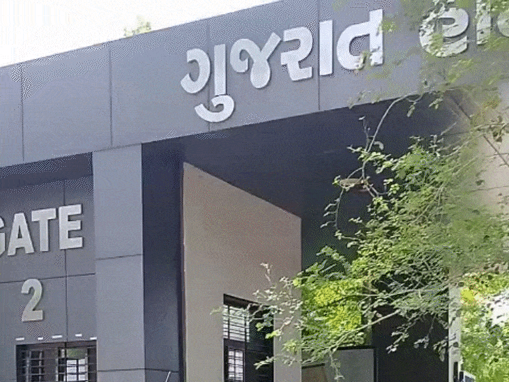 Gujarat High Court Receives Bomb Threat Email; Police Investigate | ગુજરાત  હાઇકોર્ટને બોમ્બથી ઉડાવવાની ધમકી: ધમકીભર્યો ઇ-મેલ મળતા ડોગ સ્ક્વોડ-બોમ્બ  સ્ક્વોડે ચેકિંગ શરૂ ...