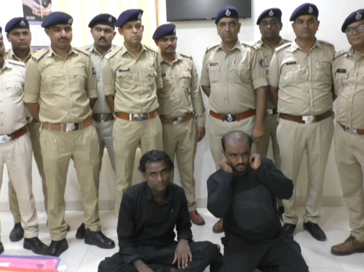 Mehsana Robbery Incident; Two Accused Arrested Police | મહેસાણામાં એક જ દિવસમાં ત્રણ લૂંટ કરનાર બે આરોપી ઝડપાયા: રિક્ષાચાલક રજ્જુ ડફેર અને તેના સાગરિતે છરી બતાવી ...