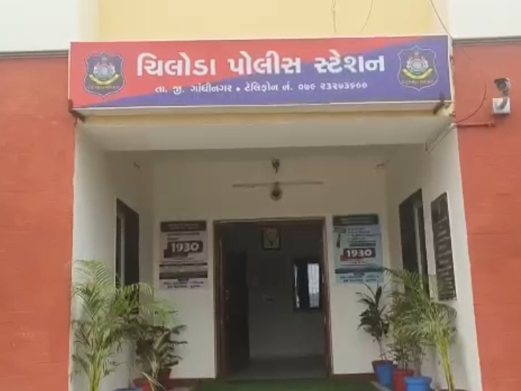 Gandhinagar Chiloda Police Constable Bribe Case; Yuvrajsinh Shankarsinh  Naruka Caught Red-Handed By ACB | 'તારો પતિ દારૂના કેસમાં વોન્ટેડ છે':  ચીલોડા પોલીસના કોન્સ્ટેબલે દમદાટી મારીને 3 ...
