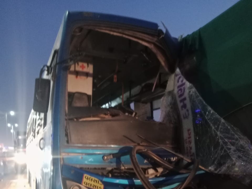 83c6e2f7 eddd 4b57 81cd 5b31995d8aad 1749517875661 સુરતનાં કામરેજ નજીક એસ.ટી. બસને નડ્યો અકસ્માત