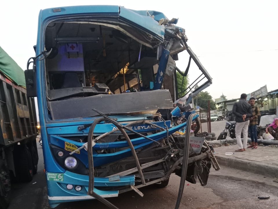 c056ba07 8c83 483b 81b5 bfdf03d5373a 1749517875662 સુરતનાં કામરેજ નજીક એસ.ટી. બસને નડ્યો અકસ્માત