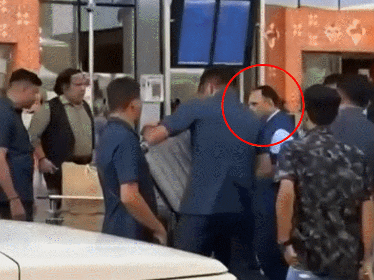 The last video of Vijay Rupani uploaded by a foreign national | વિદેશી  નાગરિકે વિજય રૂપાણીનો ઉતારેલો છેલ્લો વીડિયો: એ પહેલા એરપોર્ટમાં અંદર  પ્રવેશતા દેખાયા હતા ...