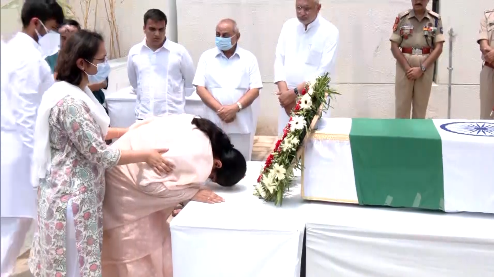 Vijay Rupani Rip Vijay Rupani Death News Update; Family Mourns Last Rites Rajkot Photos ...