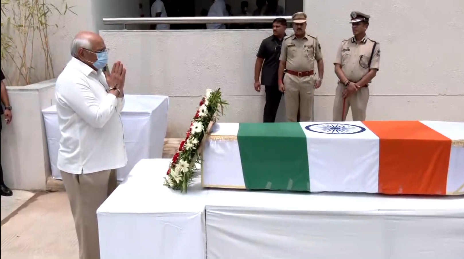 Vijay Rupani Rip Vijay Rupani Death News Update; Family Mourns Last Rites Rajkot Photos ...