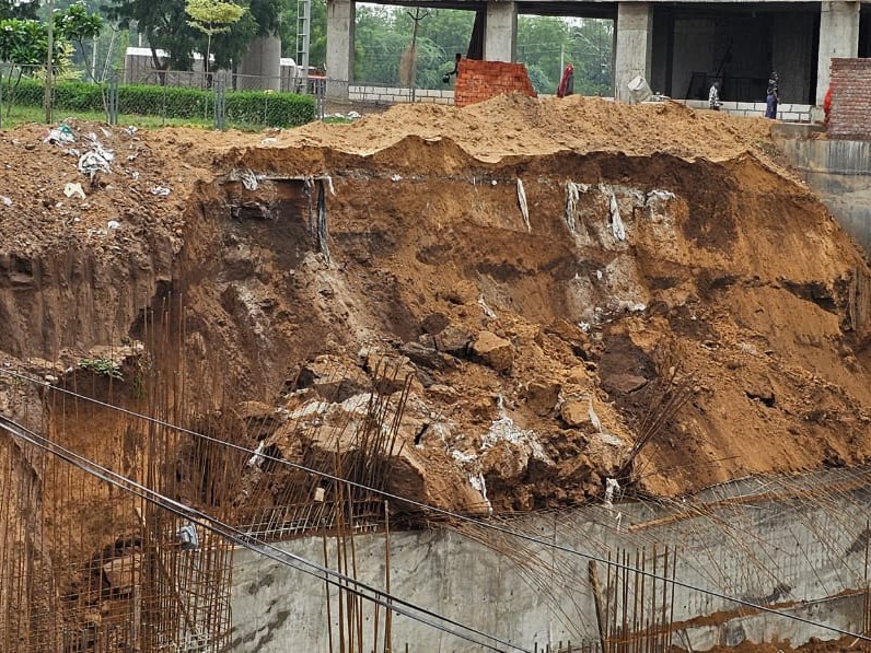 Three buried, one dead in landslide near Kamalam, Gandhinagar | ગાંધીનગર કમલમ પાસે ભેખડ ધસી પડતાં ત્રણ દટાયા, બેના મોત: સેફ્ટીનેટ બાંધતી વખતે દુર્ઘટના ઘટી, ફાયરની ટીમે ...