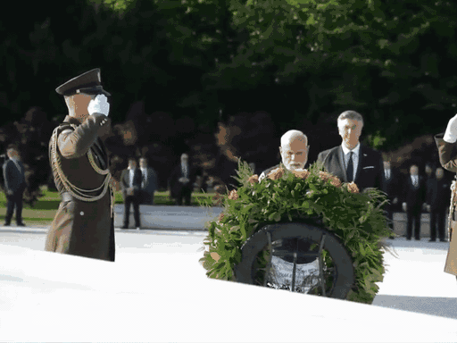 প্রধানমন্ত্রী নরেন্দ্র মোদী ক্রোয়েশিয়ার জাগ্রেবের ওয়াগরবারবারে পুষ্পস্তবনের প্রস্তাব দিয়েছিলেন।