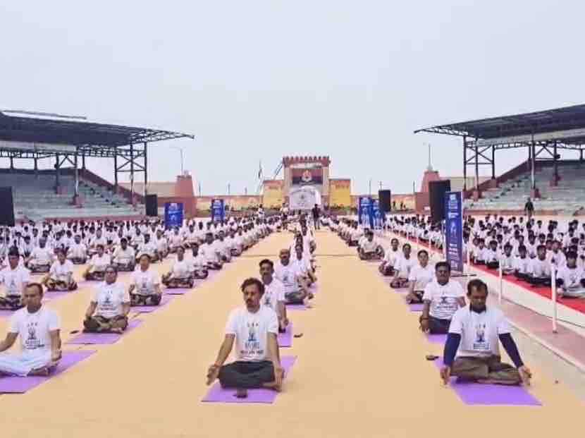 Grand celebration of Yoga Day on the border of Banaskantha | બનાસકાંઠાની  સરહદ પર યોગ દિવસની ભવ્ય ઉજવણી: નડાબેટ ખાતે BSF જવાનો, સ્થાનિકો અને  વિદ્યાર્થીઓએ સાથે મળી ...