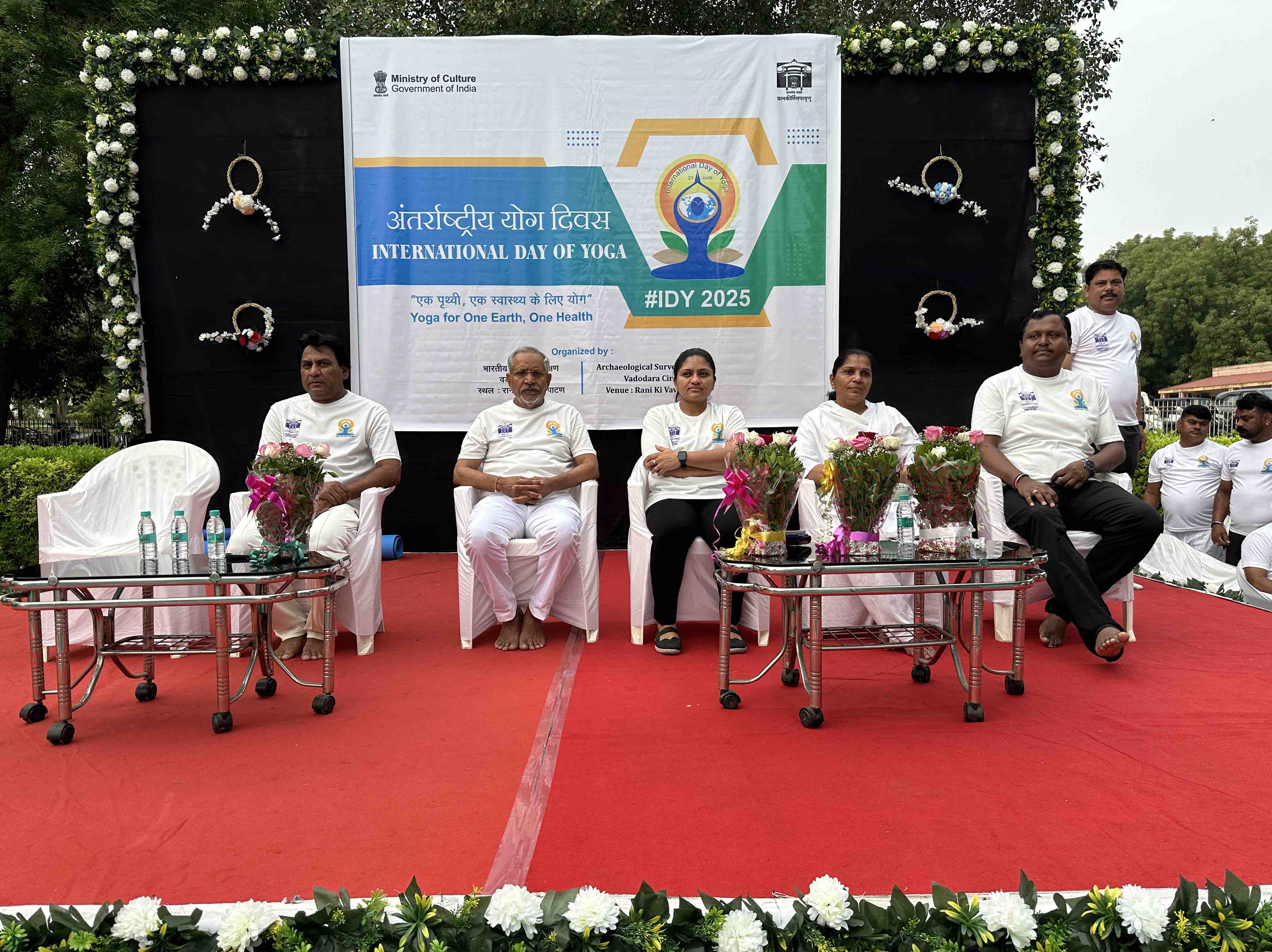 International Yoga Day celebrated grandly in Patan | પાટણમાં આંતરરાષ્ટ્રીય યોગ દિવસની ભવ્ય ઉજવણી: એનજીએસ મેદાન, રાણીની વાવ સહિત અનેક સ્થળોએ હજારો લોકોએ યોગાસન ...