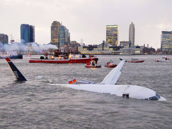 નદીમાં પ્લેનના લેન્ડિંગ બાદ સૌથી છેલ્લે પાયલટ બહાર નીકળ્યા હતા