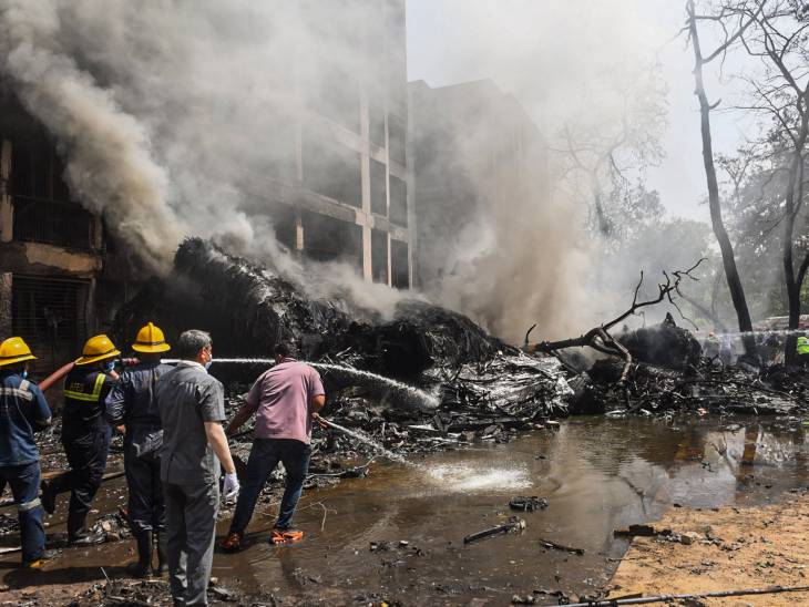 અમદાવાદમાં પ્લેન ક્રેશ બાદ આગ બુજાવવાની કામગીરી